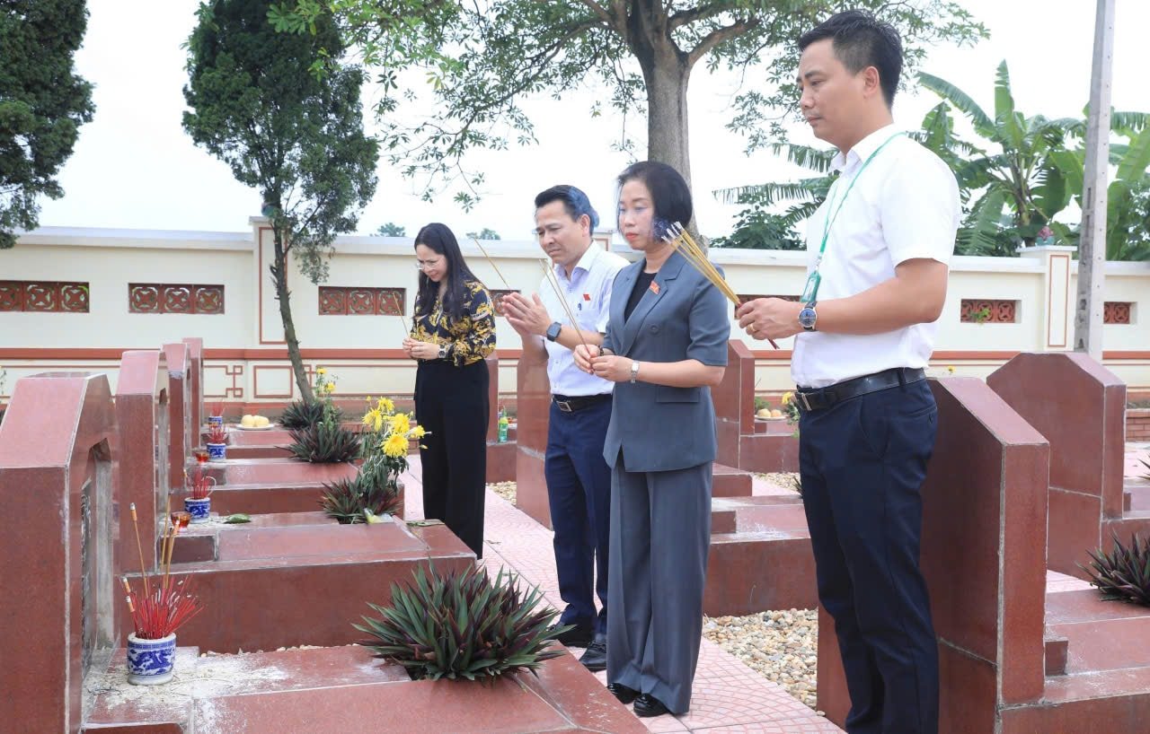 Đoàn đã dâng hương tại nghĩa trang liệt sĩ xã Minh Châu. Ảnh: Hải Lê