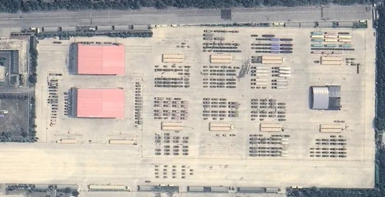 250611-yangfang-vehicle-rows.jpg