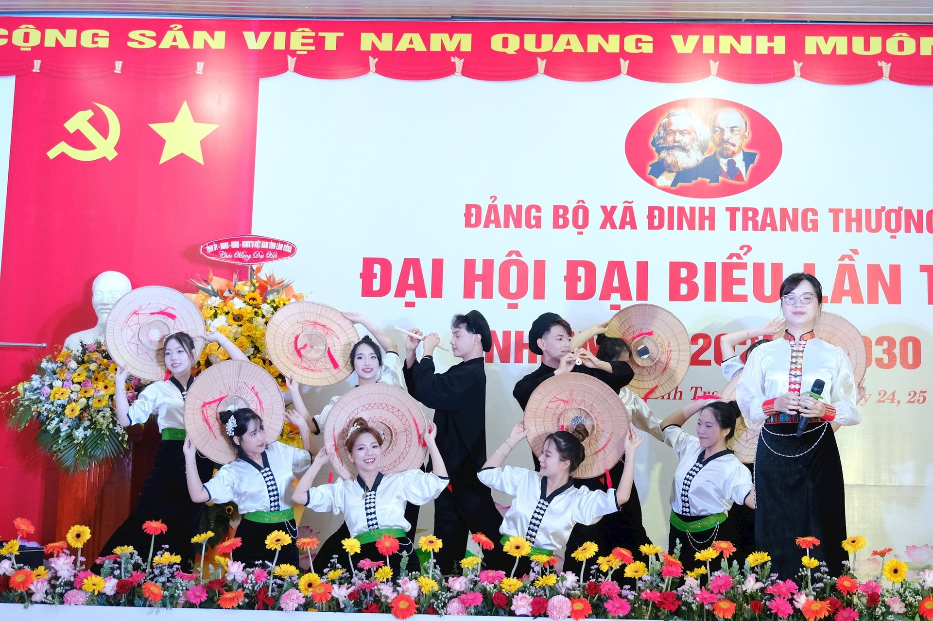 Tiết mục múa mở màn rộn ràng sắc màu, chào mừng Đại hội Đảng bộ xã Đinh Trang Thượng lần thứ I