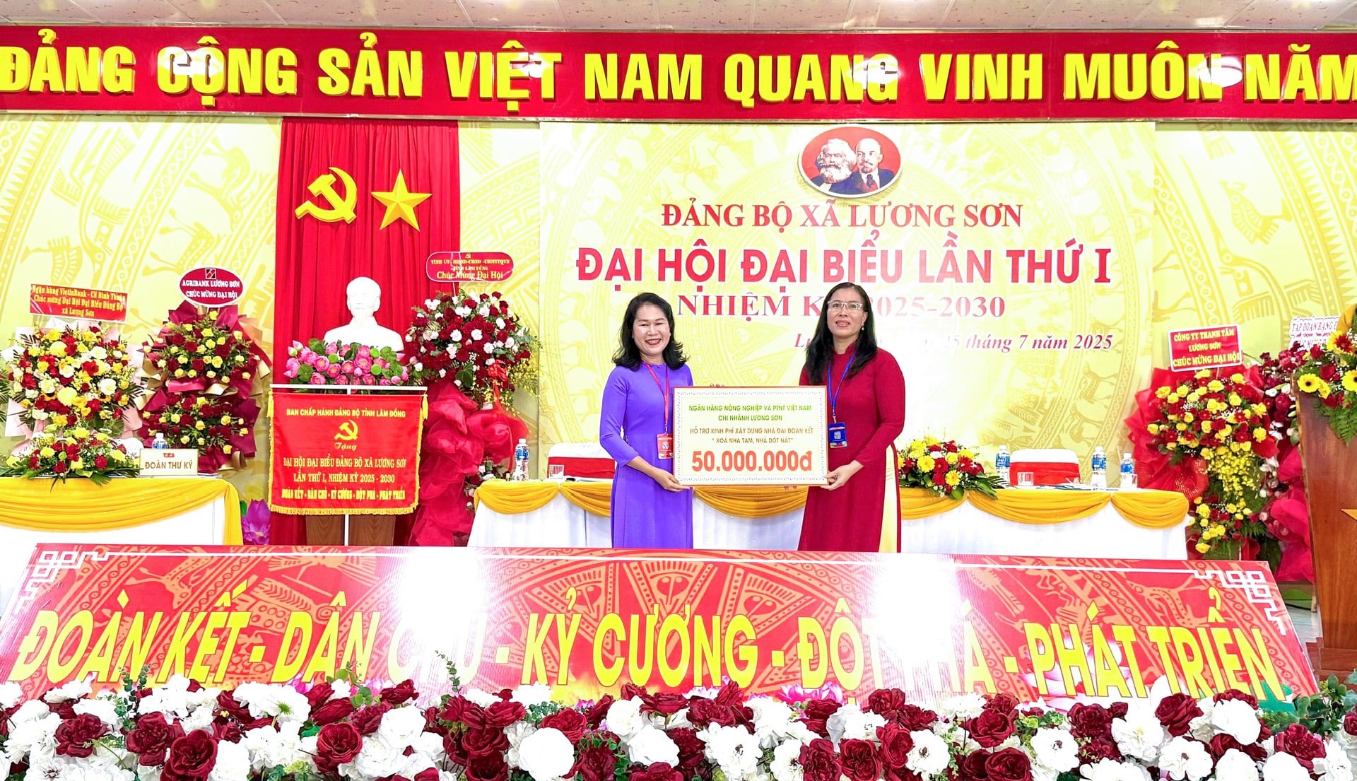 cac-don-vi-doanh-nghiep-trao-tang-kinh-phi-xay-nha-dai-doan-ket-tai-dai-hoi(1).jpg