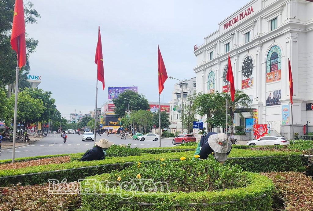 Công nhân Công ty Cổ phần Môi trường và Công trình đô thị Thái Bình chăm sóc cây xanh.