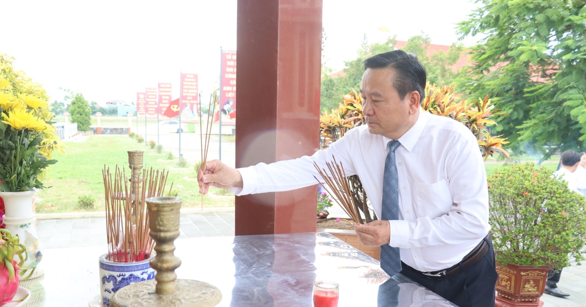 Die Stadtführer von Da Nang bieten Weihrauch im Märtyrertempel der Gemeinde Nam Phuoc an