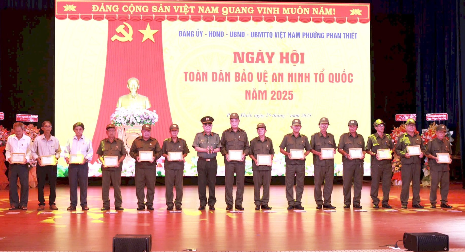 lanh-dao-cong-an-tinh-tang-giay-khen-cac-dien-hinh-trong-phong-trao-(1).jpg