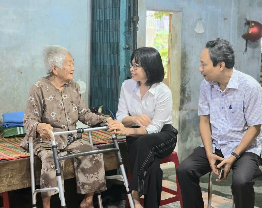 tai-cac-noi-den-tham-pho-chu-tich-ubnd-tinh-nguyen-thi-thanh-lich-an-can-tham-hoi-suc-khoe-va-doi-song-cua-cac-gia-dinh-chinh-sach-nguoi-co-cong-voi-cach-mang-anh-ht.jpg