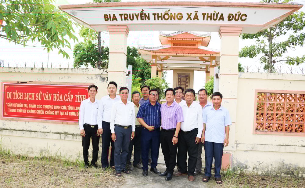 Đoàn công tác Tây Ninh đến thăm Bia truyền thống tại ấp Thừa Long (xã Thới Thuận- tỉnh Vĩnh Long).