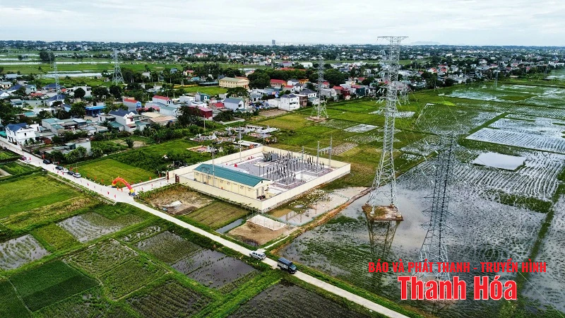 Installation d'un panneau sur le site du projet pour accueillir le Congrès des délégués du Comité du Parti du Groupe d'électricité du Vietnam