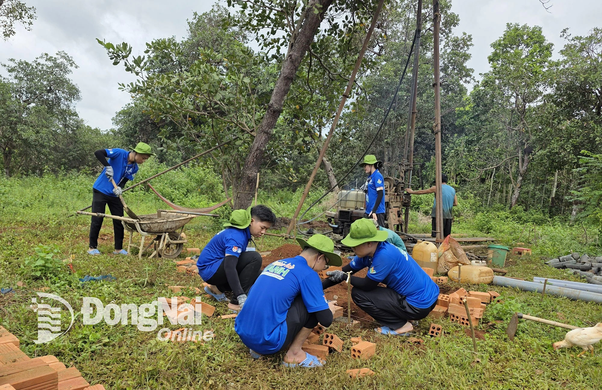 Các chiến sĩ tình nguyện tham gia làm công trình Giếng nước thanh niên tại đội 1, thôn Bù Khơn. Ảnh: Trương Hiện
