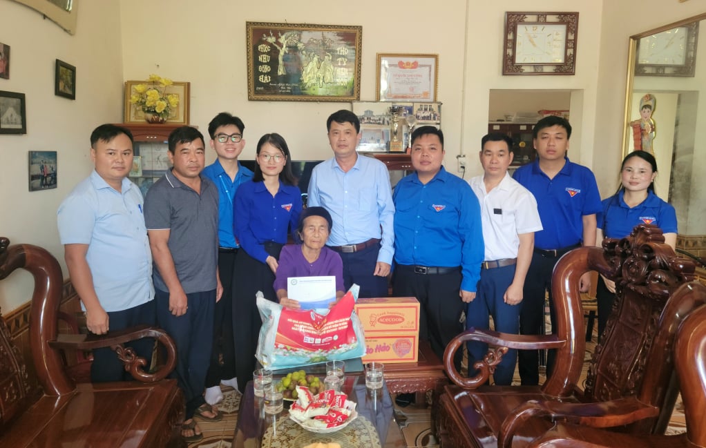 សមមិត្ត Be Dung - សមាជិកគណៈកម្មាធិការបក្សខេត្ត លេខារងគណៈកម្មាធិការបក្សខេត្ត និងសមមិត្តផ្សេងទៀតក្នុងគណៈប្រតិភូបានអញ្ជើញទៅសួរសុខទុក្ខ និងជូនអំណោយដល់ម្តាយទុក្ករបុគ្គល La Thi Ho ភូមិ Hoa Muc ឃុំ Truong Ha។
