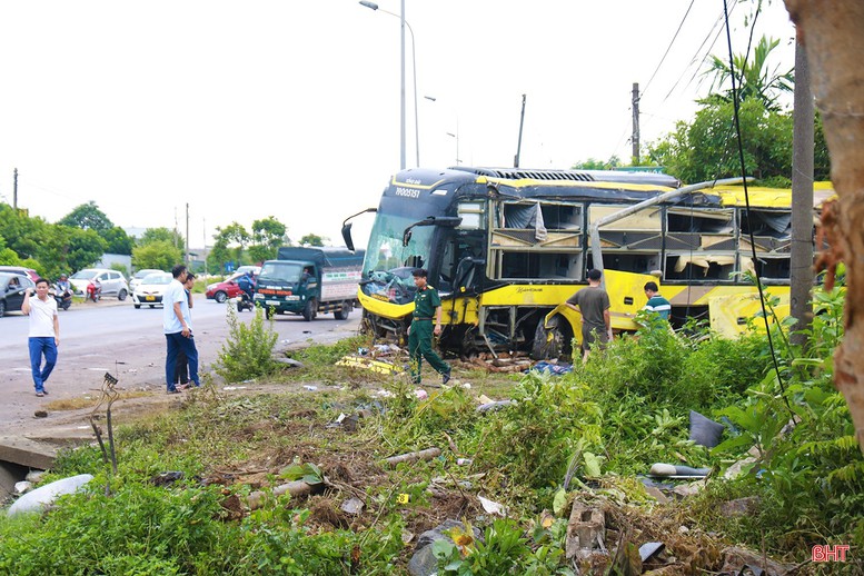 Tập trung nhân lực, chuyên môn cứu chữa bệnh nhân vụ tai nạn trên QL1 ở Hà Tĩnh- Ảnh 1.