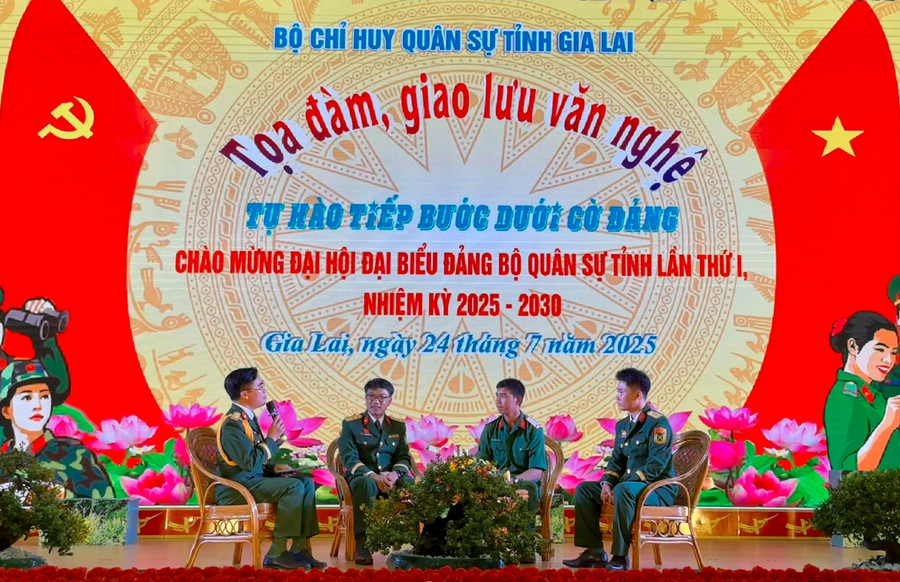 anh-1-cac-can-bo-chien-si-tham-gia-toa-dam-giao-luu-tai-chuong-trinh-anh-truong-trang.jpg