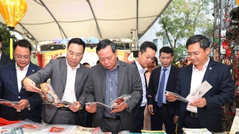 Lãnh đạo thành phố Hà Nội và Cục Xuất bản, In và Phát hành tham dự một hội chợ sách Hà Nội.