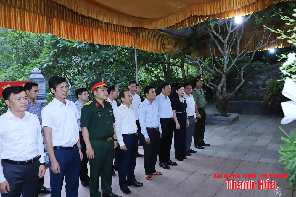 เลขาธิการคณะกรรมการพรรคประจำจังหวัดเหงียน โดวน์ อันห์ และคณะผู้แทนจังหวัดทัญฮว้าได้มอบดอกไม้และธูปหอมให้แก่ประธานาธิบดีโฮจิมินห์ พลเอกหวอเหงียนซาป และสุสานวีรชนในจังหวัดเหงะอาน ห่าติ๋ญ และกวางจิ
