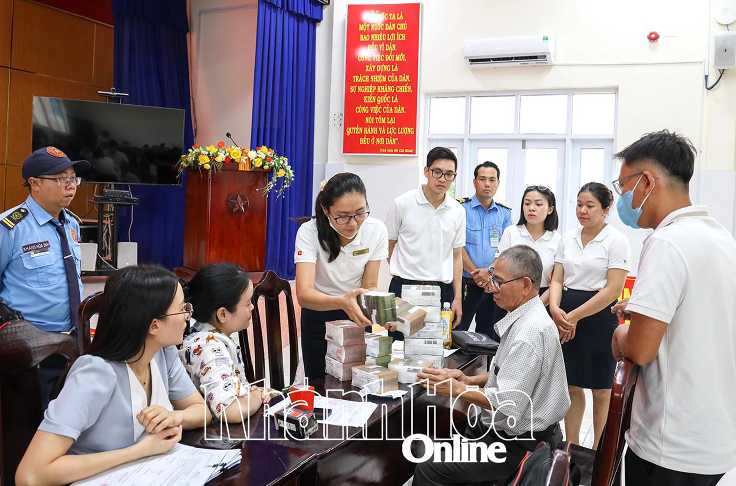Người dân phấn khởi nhận tiền bồi thường, hỗ trợ.