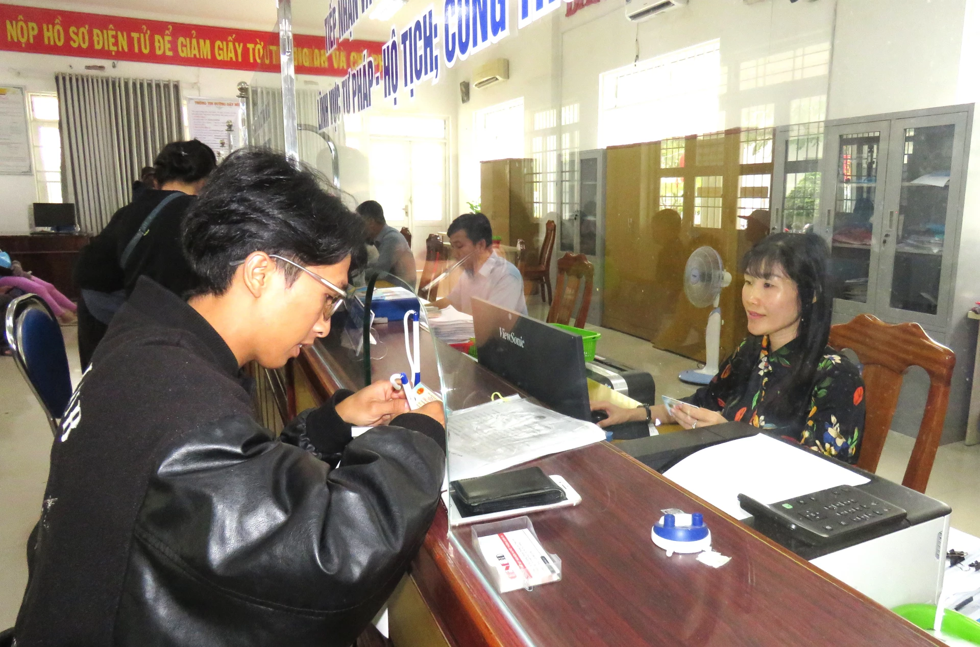 Người dân thực hiện thủ tục hành chính tại Trung tâm Phục vụ hành chính công xã Vạn Ninh.