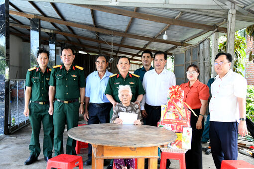 Tay Ninh Provincial Military Command presents gifts and shows gratitude to Vietnamese Heroic Mothers