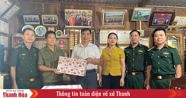 Leaders of the Provincial Military Command visited and presented gifts to war invalids' families in Tam Chung commune.