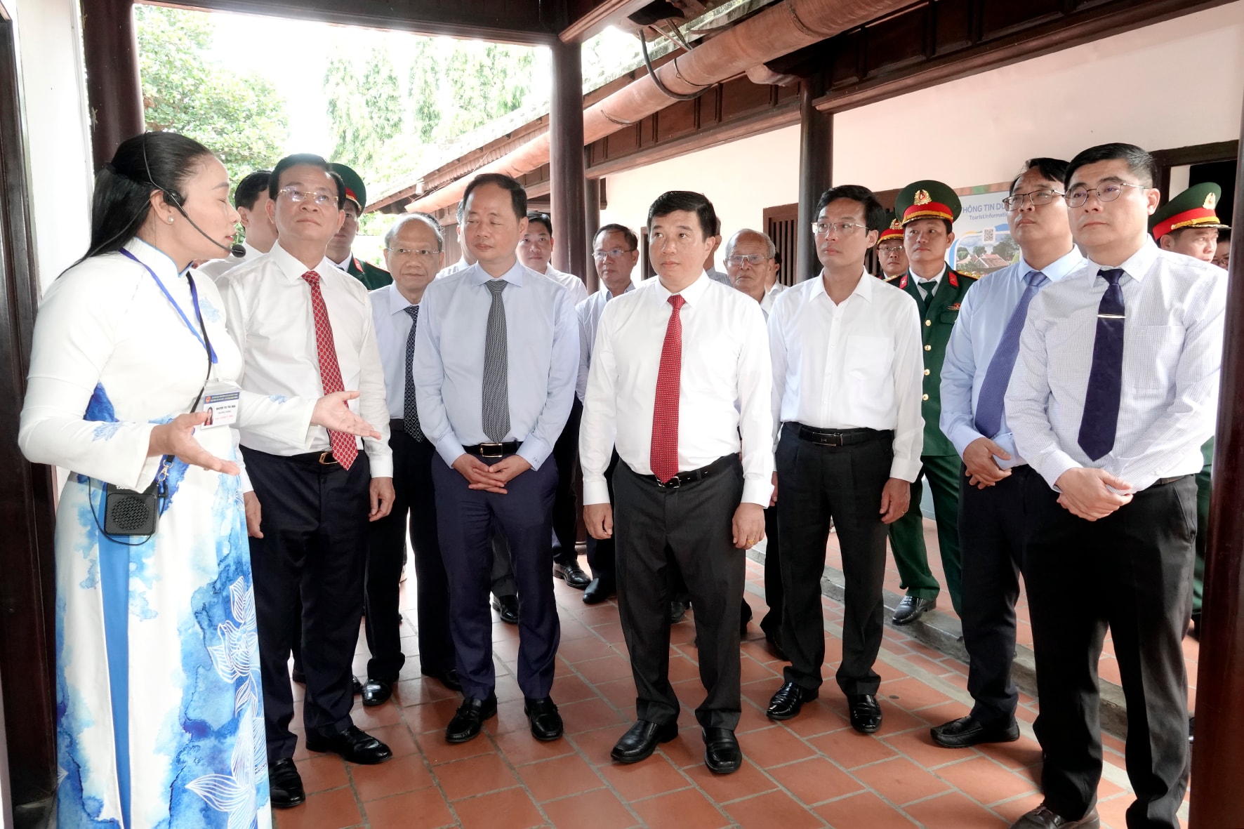 Lãnh đạo tỉnh tham quan Ngọa Du Sào (ảnh N. Lân)