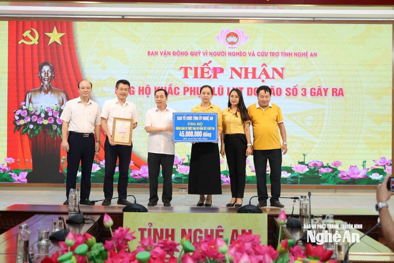 Nghe An Association in Hai Phong presents gifts to excellent students in Nghe An and Ha Tinh