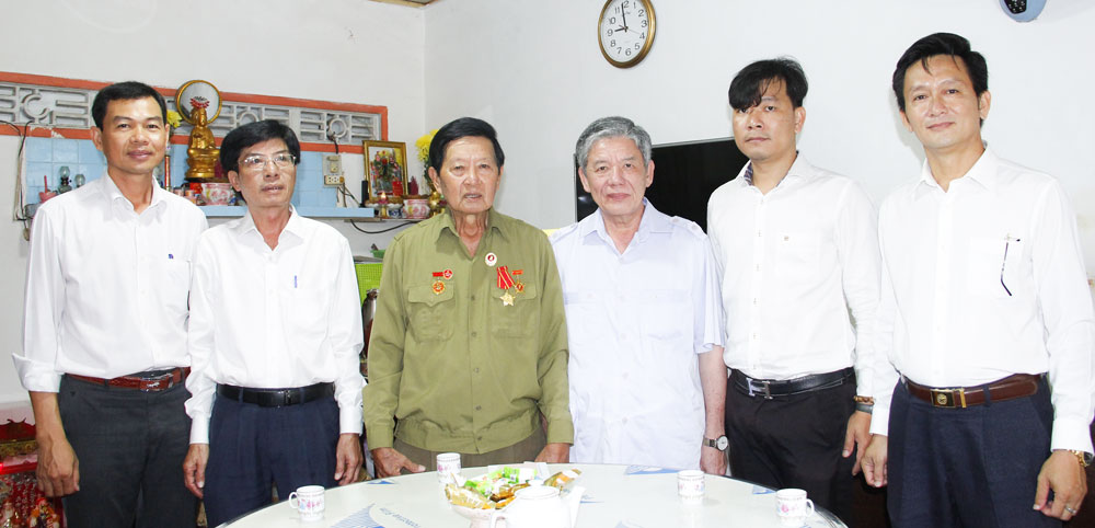 Bí thư Tỉnh ủy Ngô Chí Cường thăm thương binh Đỗ Văn Hiệp.