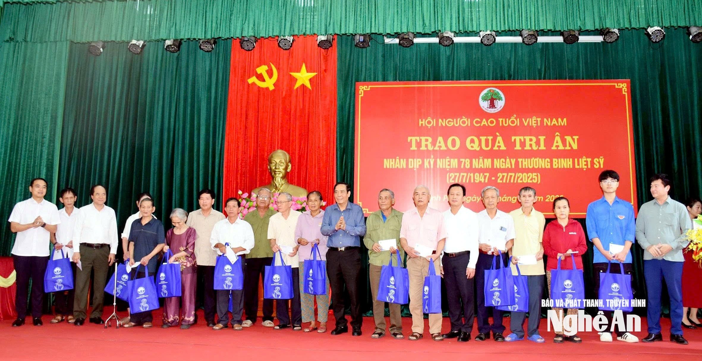 Hội Người Cao tuổi Việt Nam tặng quà tri ân tới người cao tuổi là người có công và thân nhân người có công trên địa bàn phường Vinh Phú, tỉnh Nghệ An. Ảnh: Thu Hương