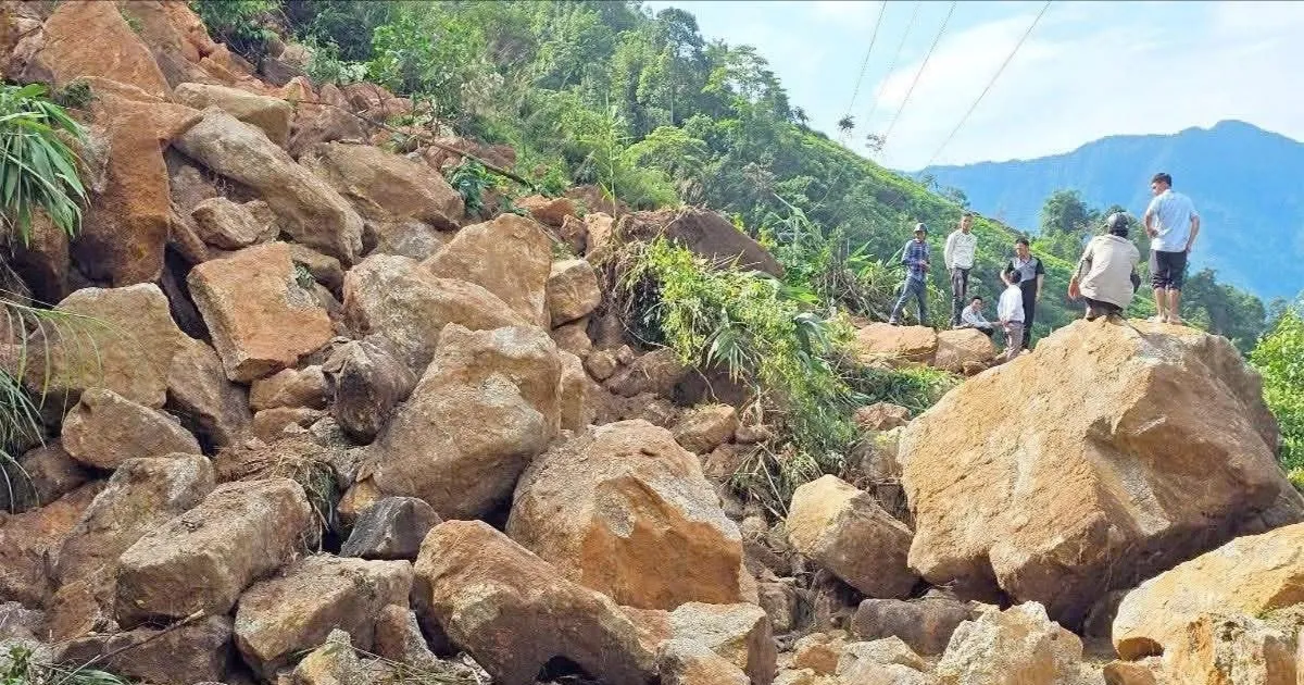 Miền núi phía Bắc: Đá lăn, đất lở, bùn trùm kín đường