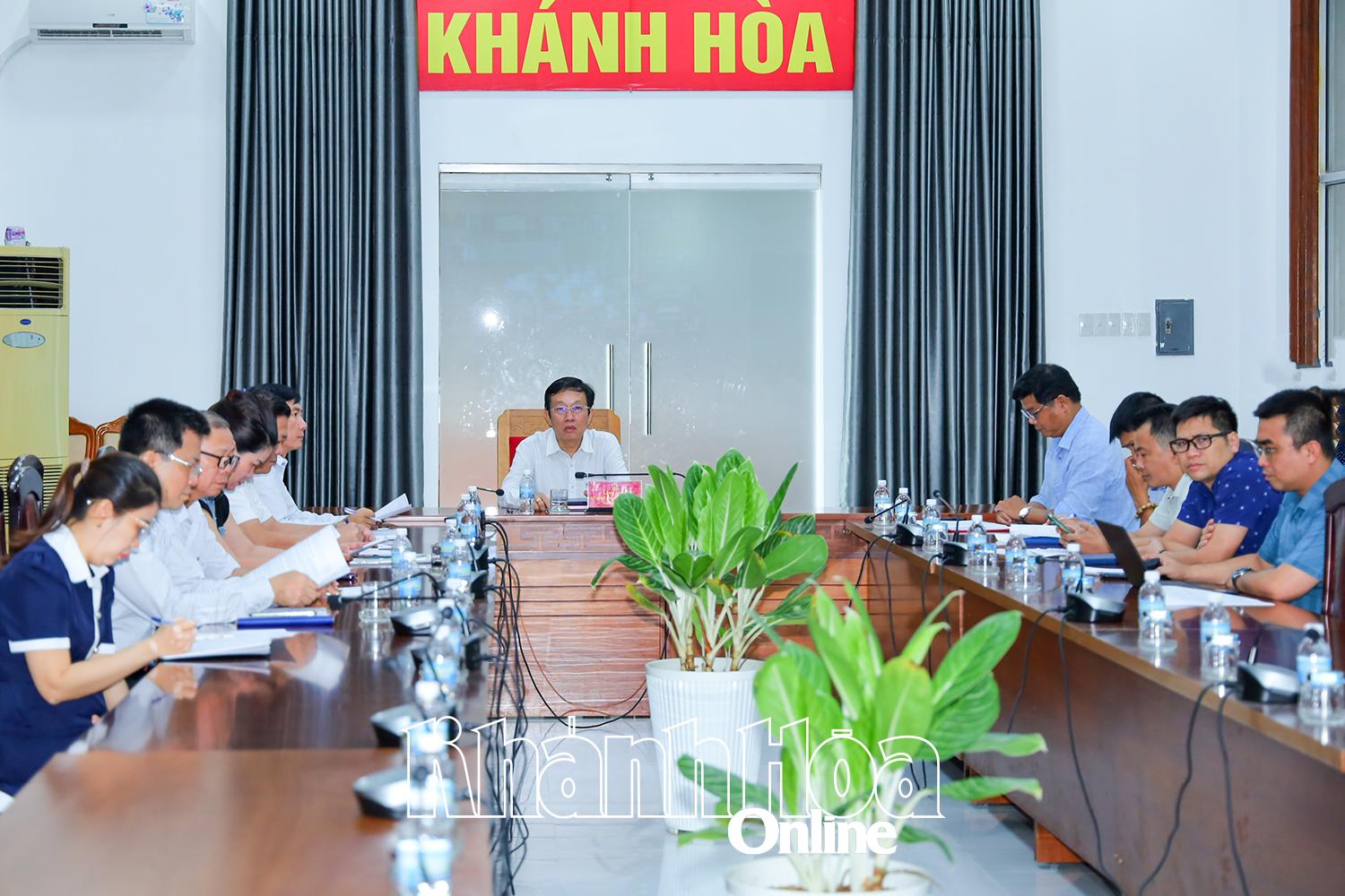 Quang cảnh tham dự phiên họp thứ 4 của Ban Chỉ đạo Triển lãm thành tựu Đất nước nhân dịp kỷ niệm 80 năm Ngày Quốc khánh, từ điểm cầu tỉnh Khánh Hòa.