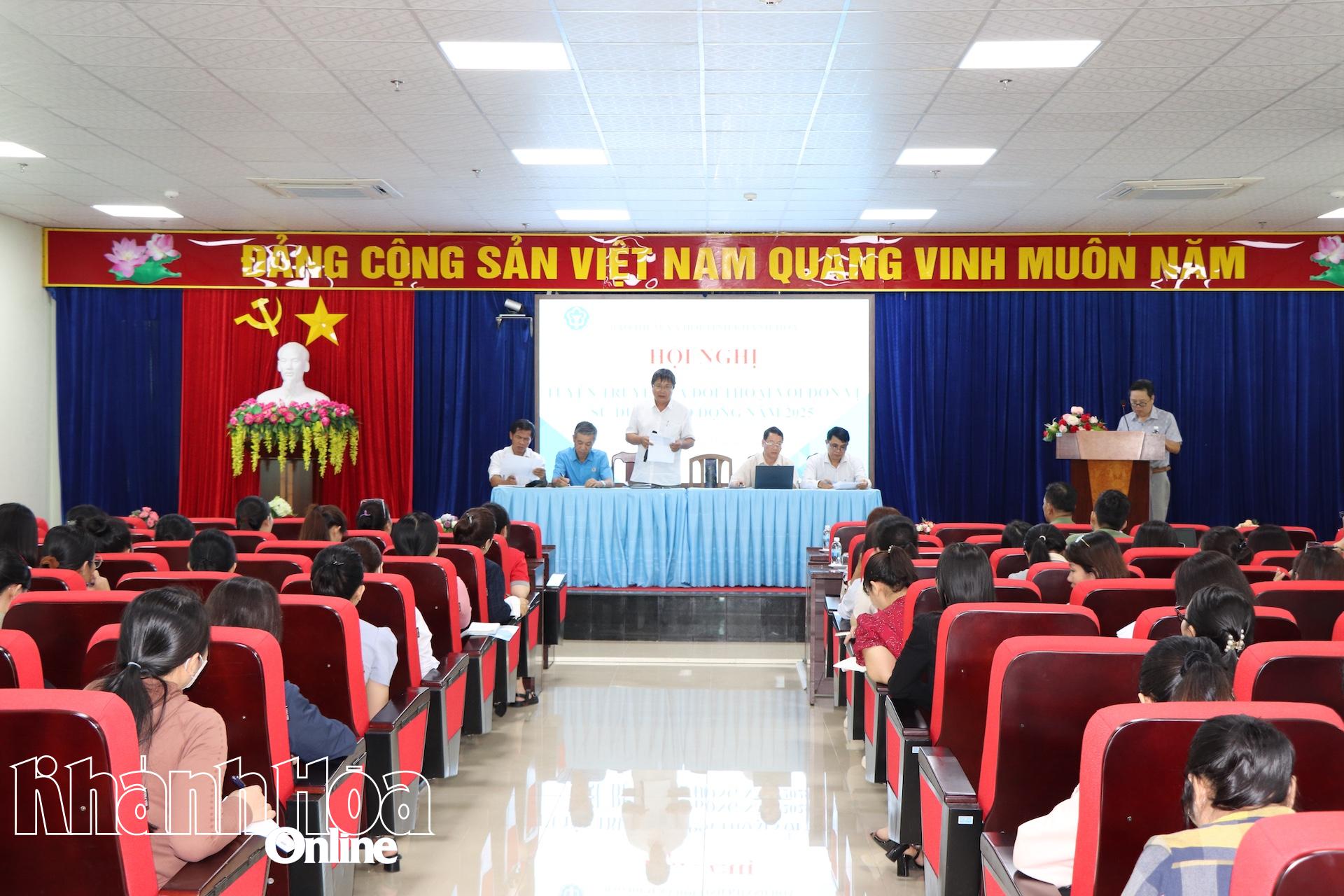 Đại diện Bảo hiểm xã hội tỉnh trả lời câu hỏi của đơn vị sử dụng lao động.