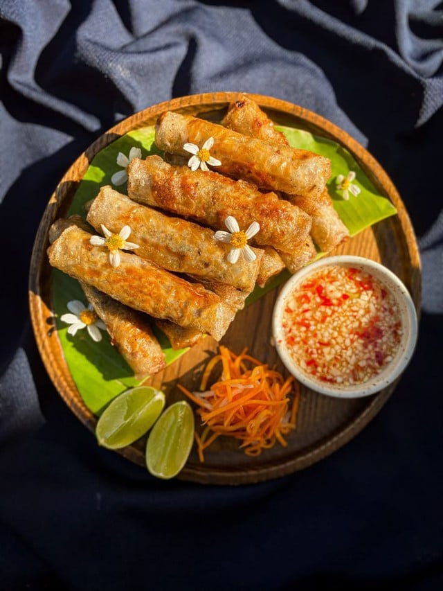 Đĩa nem rán vàng giòn “đỉnh chóp” nhờ mẹo nhỏ ai cũng nên biết - Ảnh 3.