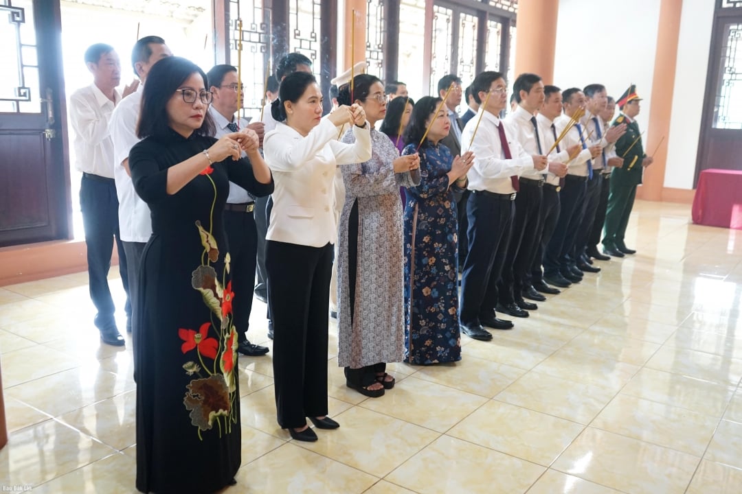 Lãnh đạo tỉnh và cá đại biểu dâng hương tại Đền thờ Liệt sĩ tỉnh 