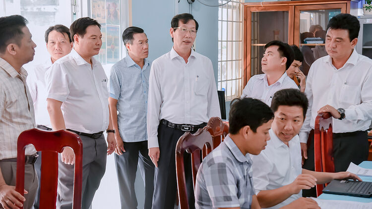អនុប្រធានគណៈកម្មាធិការប្រជាជនខេត្ត An Giang លោក Le Van Phuoc បានចុះអង្កេតឃុំ Vinh Dieu និង Giang Thanh។