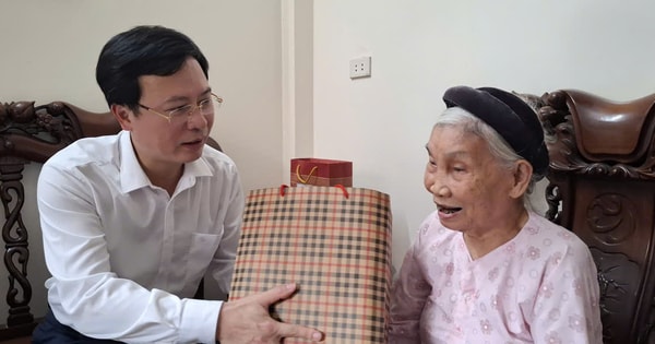Bí thư Đảng uỷ xã Tây Phương thăm, tặng quà Bà mẹ Việt Nam Anh hùng