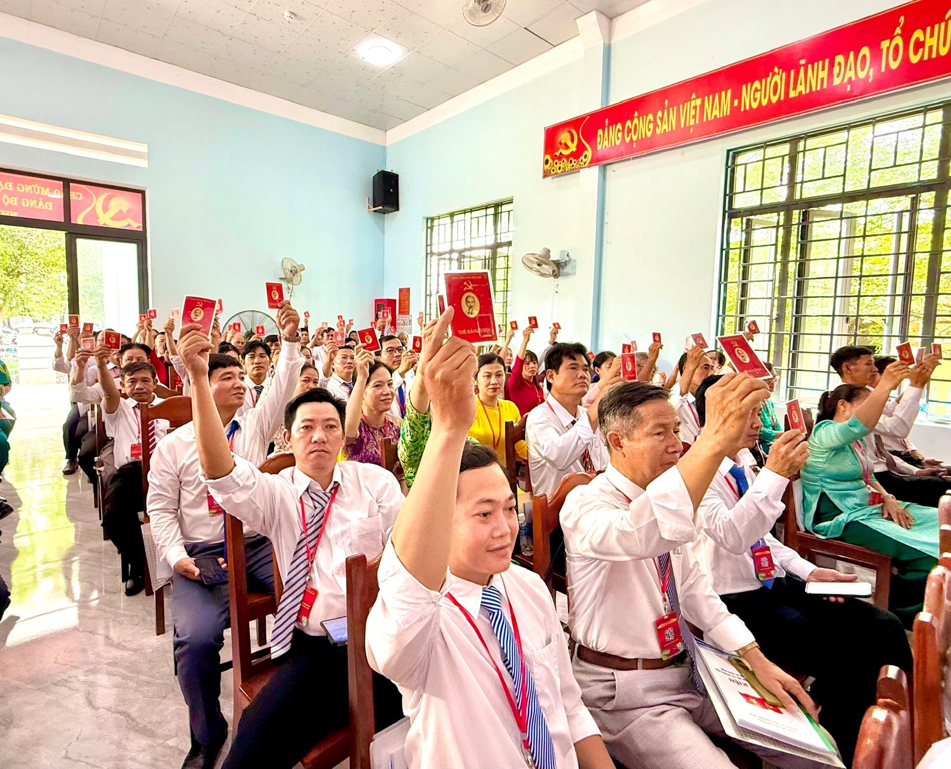 Các đại biểu biểu quyết thông qua báo cáo thẩm tra tại Đại hội