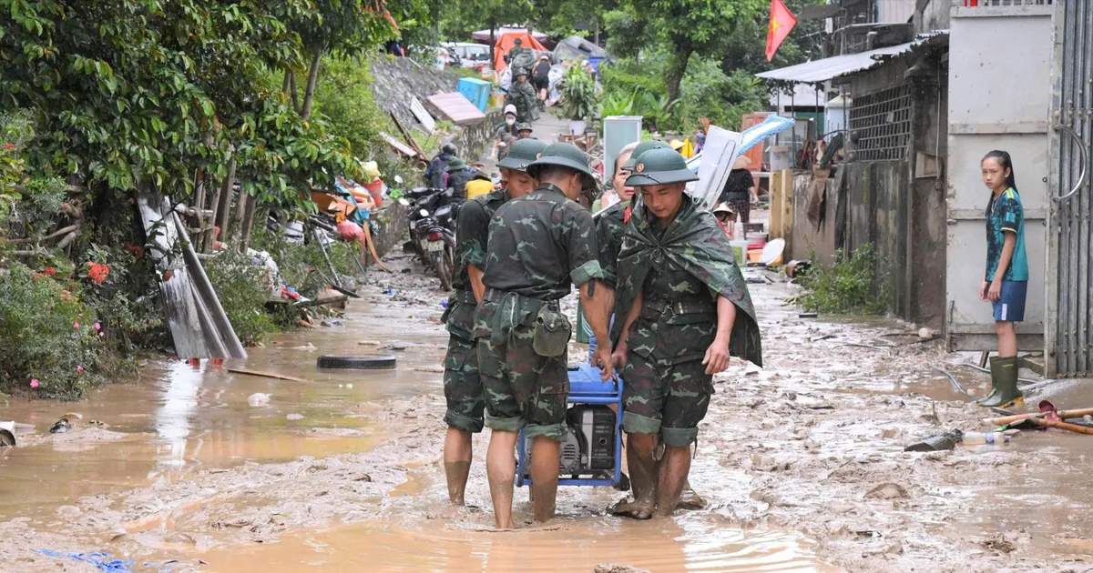 4 chuyến bay, vận chuyển hơn 12 tấn hàng cứu trợ khẩn cấp đồng bào vùng lũ Nghệ An