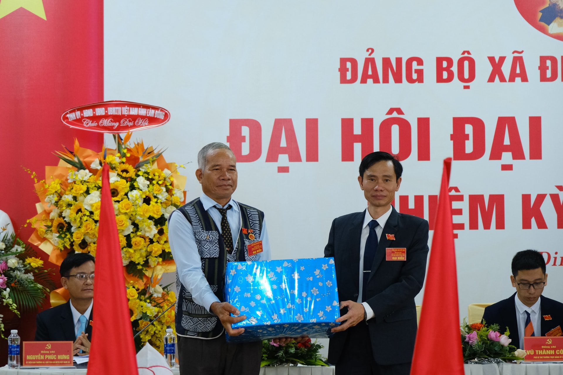 Đồng chí Triệu Trí Kiên – Bí thư Đảng ủy xã Đinh Trang Thượng tặng quà cho Đoàn đại biểu các tầng lớp Nhân dân và các cháu thiếu nhi xã nhà