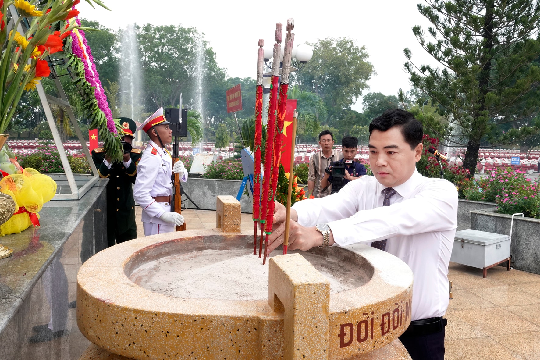 Đồng chí Nguyễn Hoài Anh – Phó Bí thư Thường trực Tỉnh ủy dâng hương viếng các Anh hùng Liệt sĩ (ảnh N. Lân)