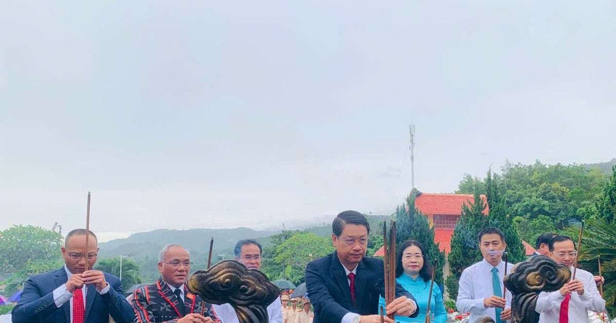 Der stellvertretende Sekretär des Parteikomitees der Stadt Da Nang, Ngo Xuan Thang, besuchte den Märtyrerfriedhof der Gemeinde Dong Giang.