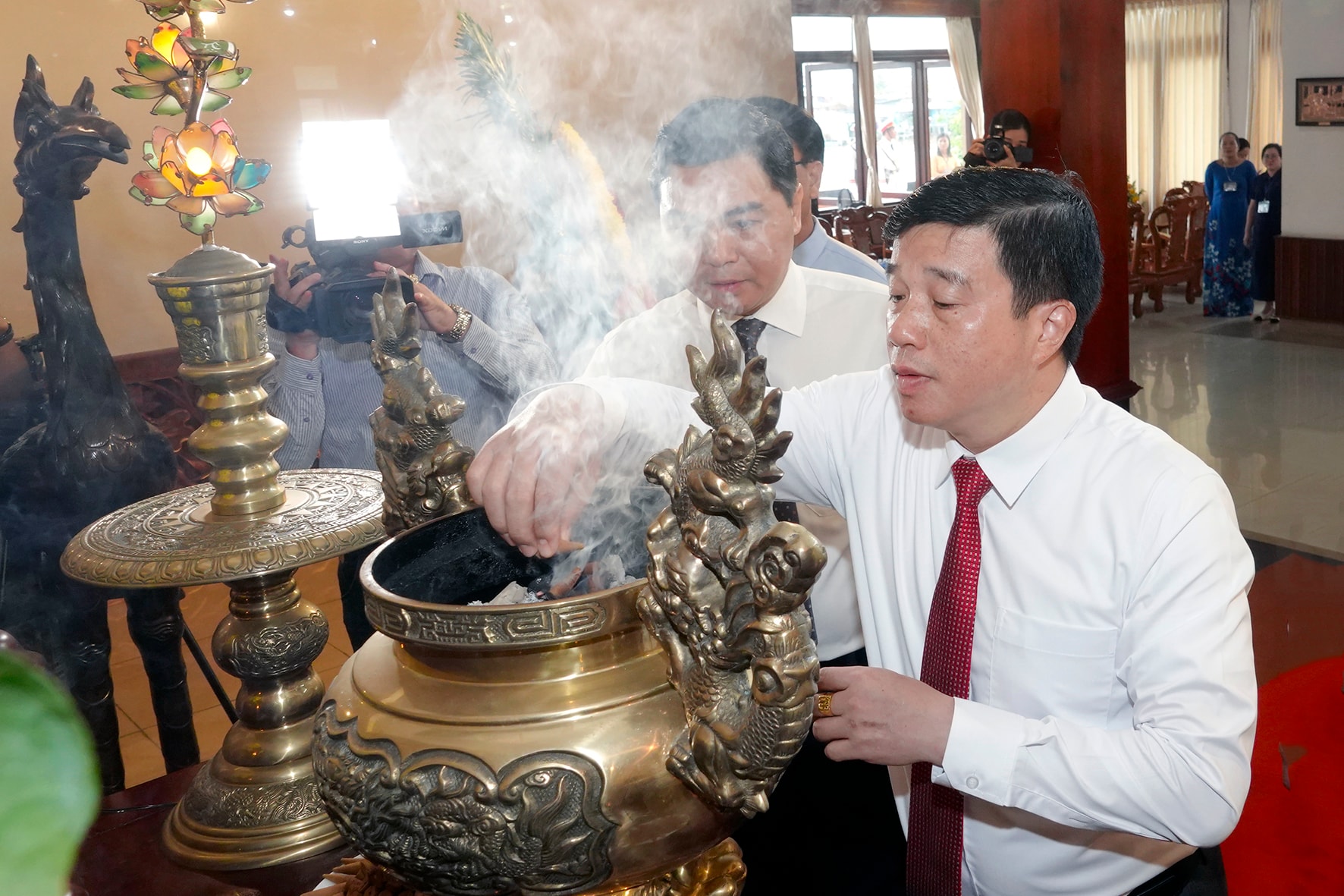 Đồng chí Y Thanh Hà Niê Kđăm, Bí thư Tỉnh ủy dâng trầm viếng Bác (ảnh N. Lân)