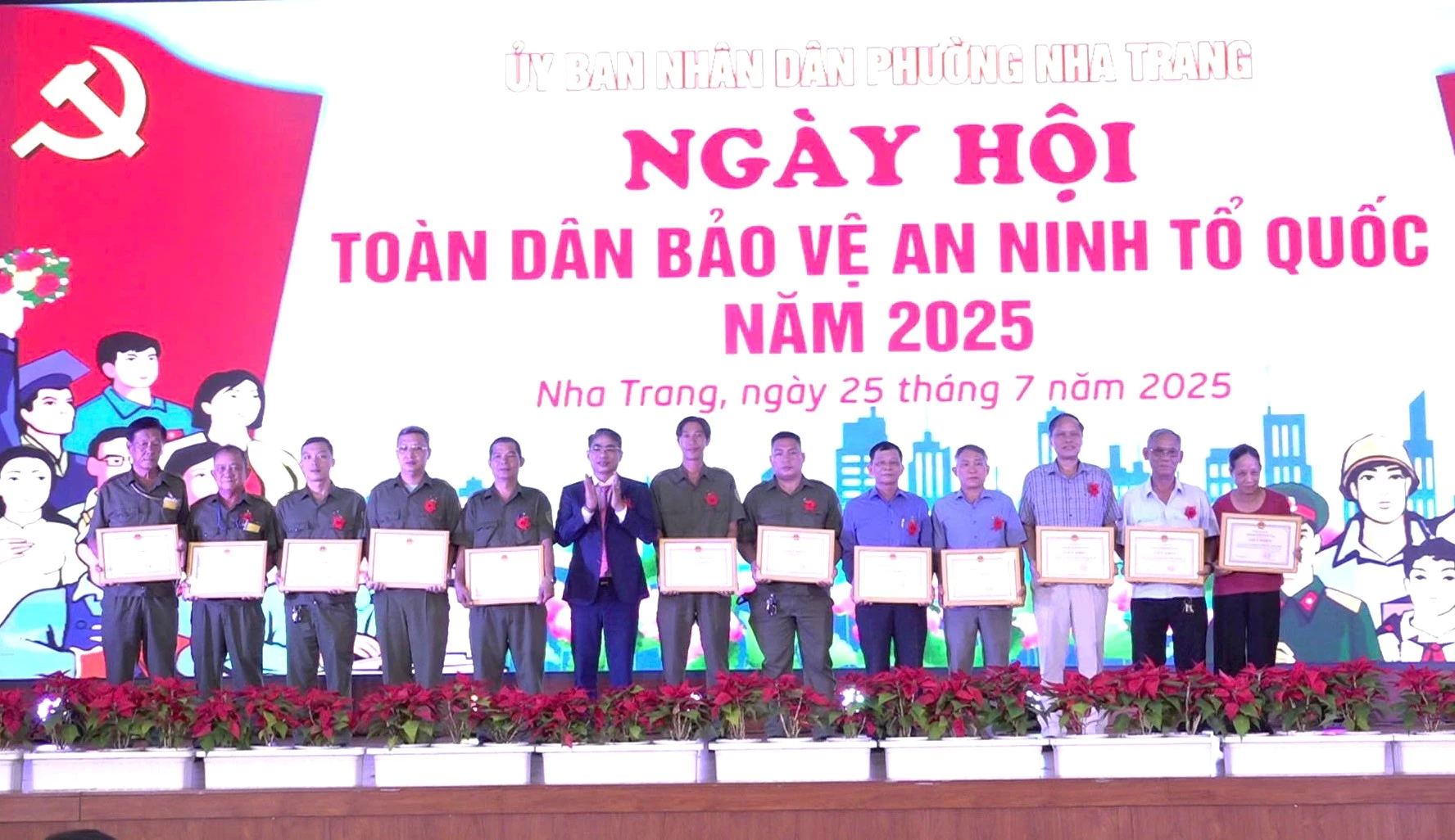ผู้นำเขตนาตรังมอบเกียรติบัตรให้แก่กลุ่มและบุคคลที่มีผลงานดีเด่นต่อการเคลื่อนไหวของประชาชนในการปกป้องความมั่นคงของชาติ