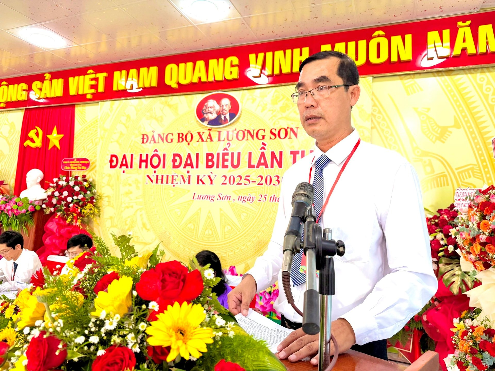 Đồng chí Võ Tiến Trung - Phó Bí thư Đảng uỷ xã, Chủ tịch UBND xã Lương Sơn đọc dự thảo báo cáo chính trị.