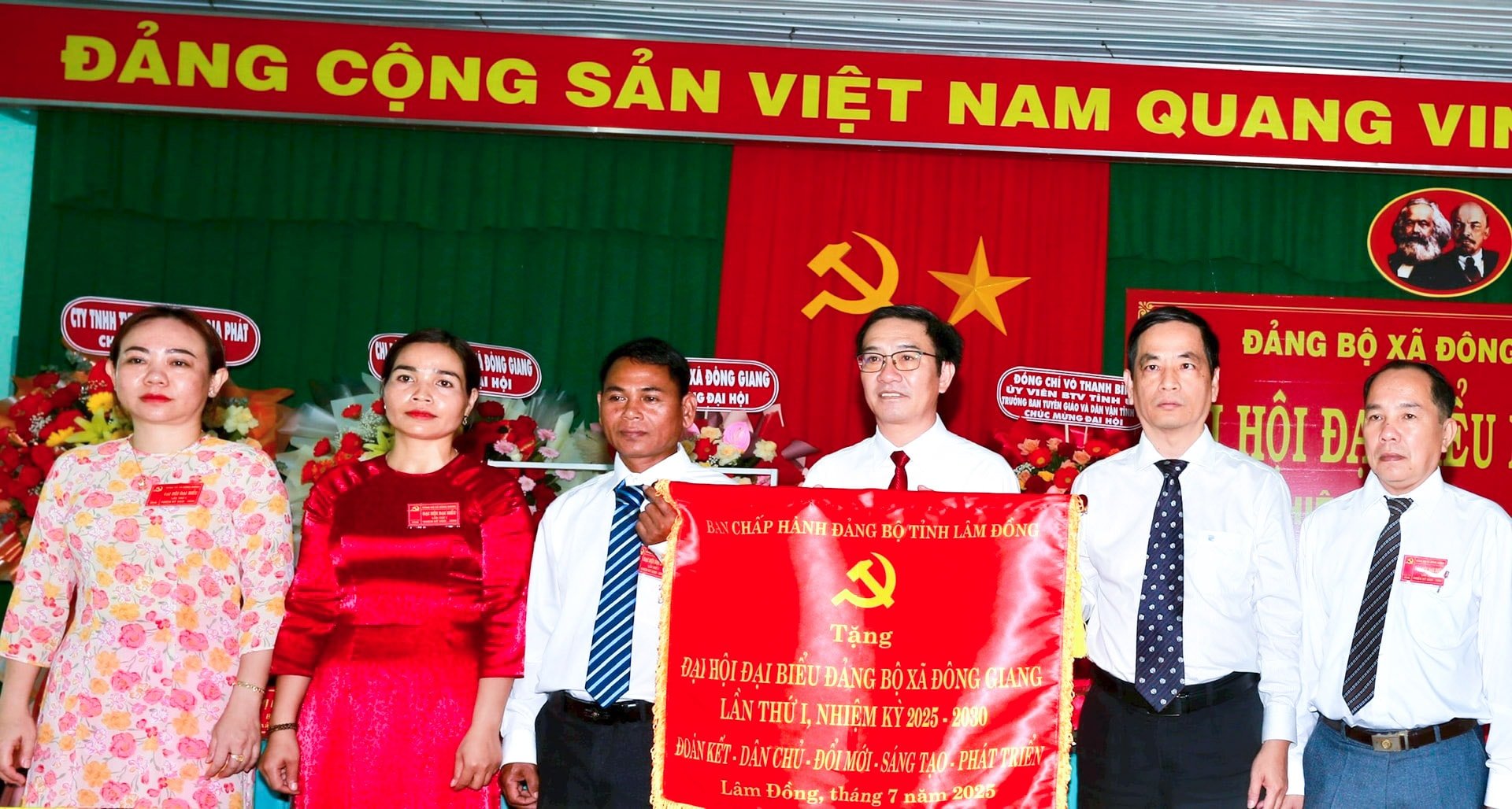 dong-chi-vo-thanh-binh-da-tang-dai-hoi-buc-truong-mang-dong-chu-doan-ket-dan-chu-doi-moi-sang-tao-phat-trien-22(1).jpg