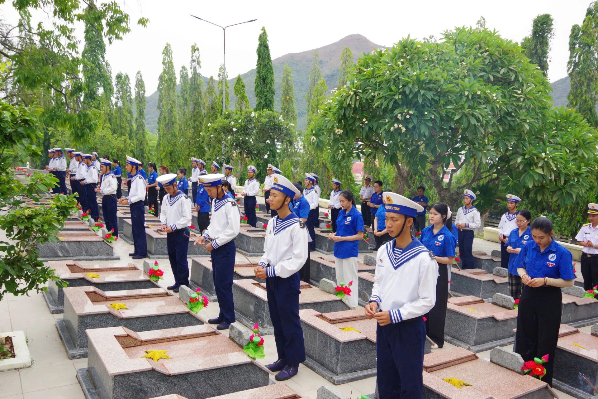 Đoàn viên, thanh niên dâng hương, dâng hoa tại nghĩa trang liệt sĩ Hòn Dung