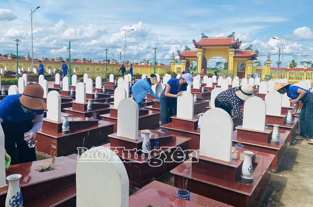 Đoàn viên, thanh niên xã Long Hưng tham gia dọn vệ sinh tại nghĩa trang liệt sĩ. Ảnh: Thu Trang