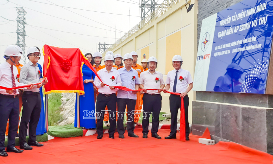 Gắn biển công trình trọng điểm ngành điện chào mừng Đại hội đại biểu Đảng bộ Tập đoàn Điện lực Việt Nam
