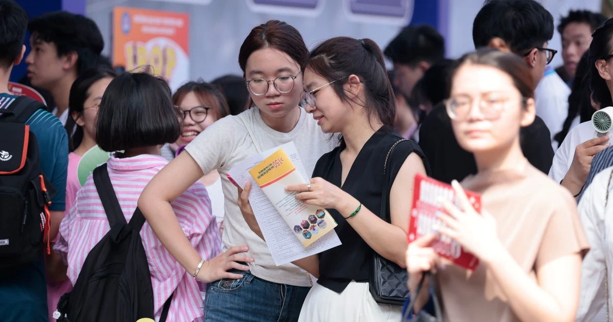 Nỗi lo kép của sinh viên ngành y