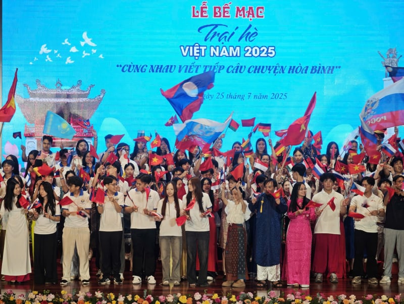 De jeunes Vietnamiens d'outre-mer ont été émus de visiter