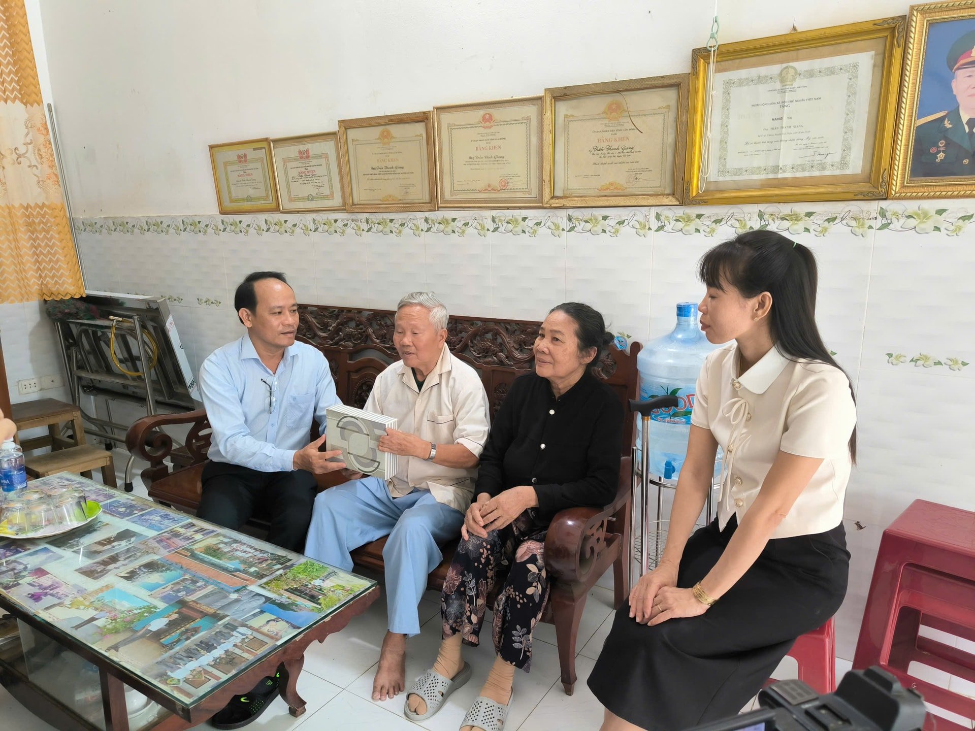 Cát Tiên tặng quà