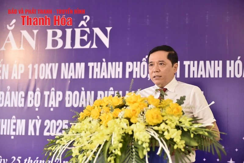 Installation d'un panneau sur le site du projet pour accueillir le Congrès des délégués du Comité du Parti du Groupe d'électricité du Vietnam