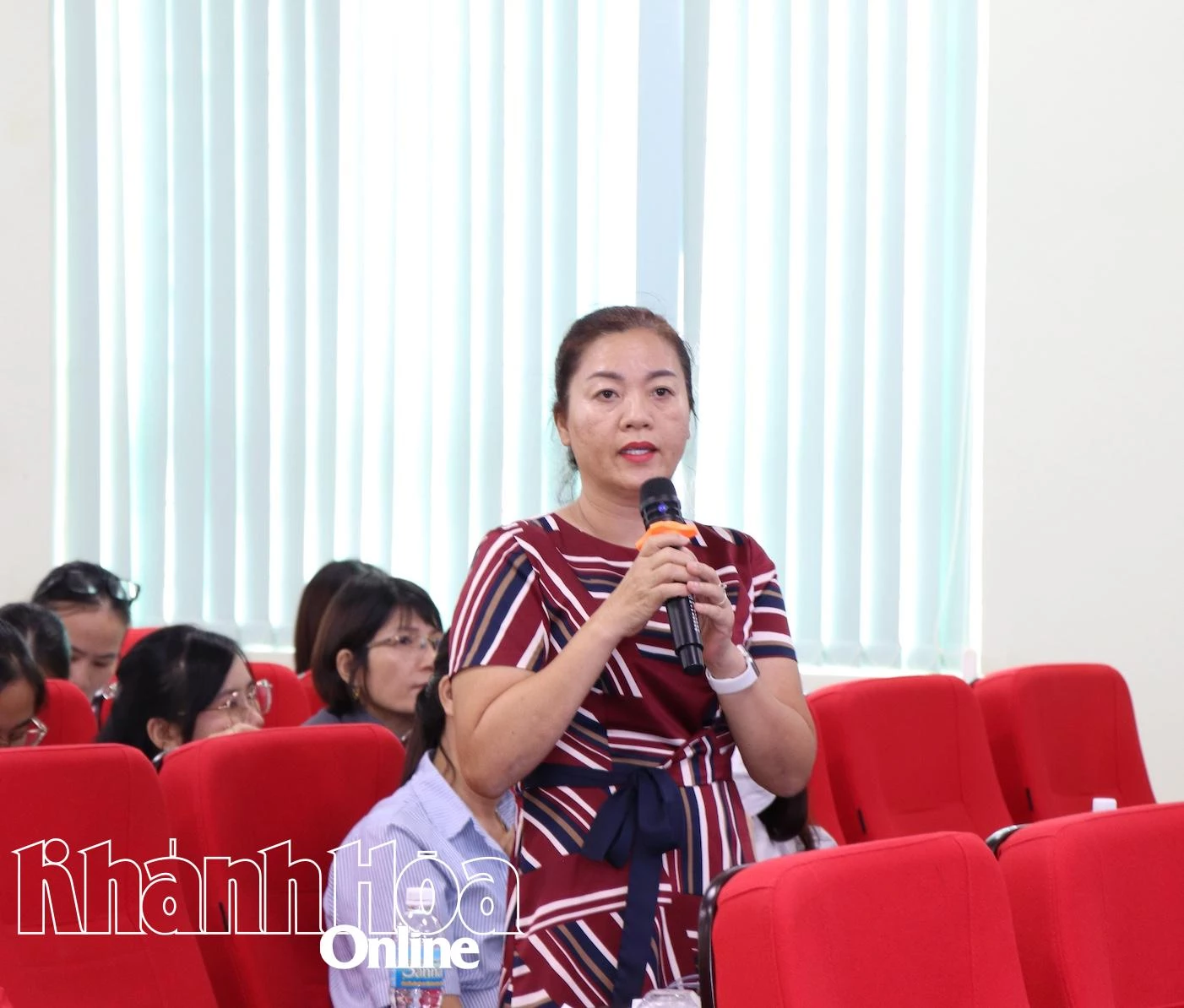 Đại diện một đơn vị sử dụng lao động đặt câu hỏi tại hội nghị.