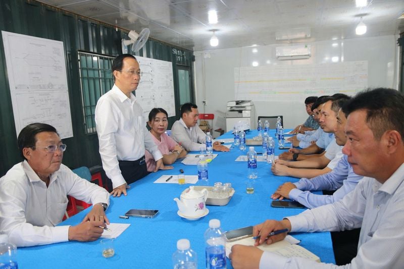លោក Nguyen Truc Son - អនុប្រធានគណៈកម្មាធិការប្រជាជនខេត្តបានដឹកនាំកិច្ចប្រជុំ ស្តាប់របាយការណ៍វឌ្ឍនភាពនៃគម្រោងស្ពាន Ba Lai 8 លើផ្លូវមាត់សមុទ្រ។