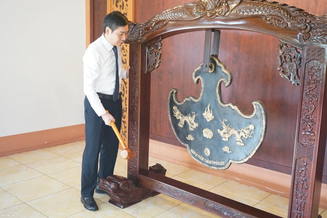 Phó Bí thư Tỉnh ủy, Chủ tịch UBND tỉnh Tạ Anh Tuấn thực hiện nghi thức thỉnh khánh